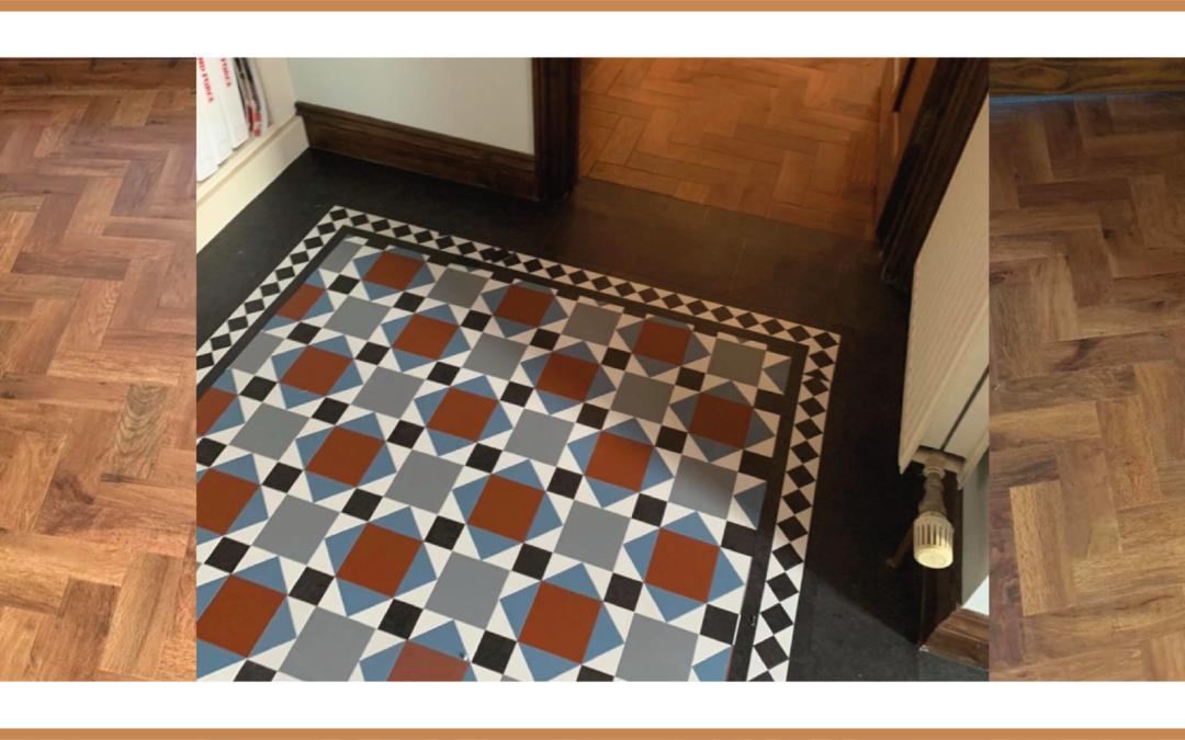 Suelo de cerámica en la entrada de casa con estampado antiguo. Suelo de salón imitación a madera.