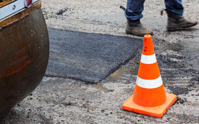 Repara un bache con asfalto en frío gracias a Fixer